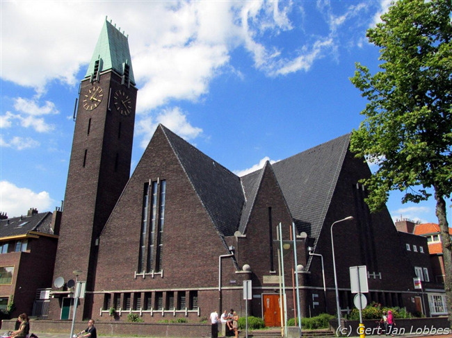 De kerk, prominent op de hoek van de Korreweg en het Floresplein.
              <br/>
              Gert-Jan Lobbes, 2016
